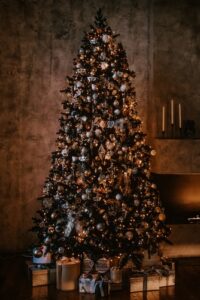POLLYANNA GUIDE TO DECORATING CHRISTMAS TREE