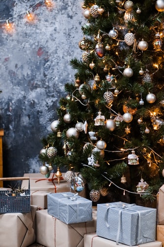 POLLYANNA GUIDE TO DECORATING CHRISTMAS TREE