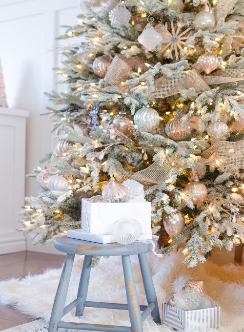 A-Snowy-Flocked-Christmas-Tree-4954